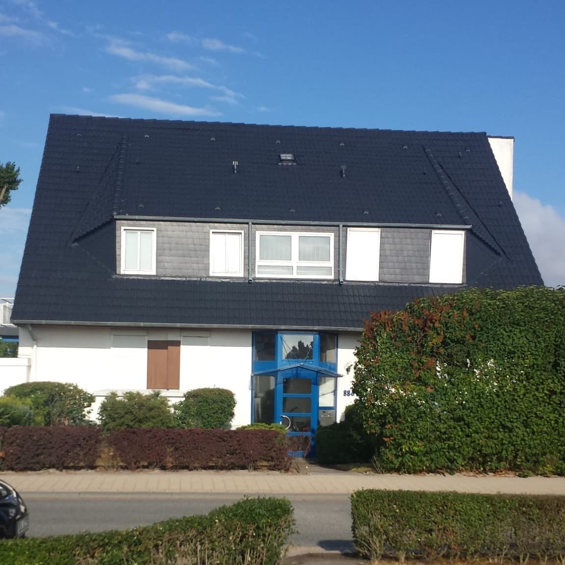 Professionelle Reinigung einer Hausfassade durch Die Dachsanierer