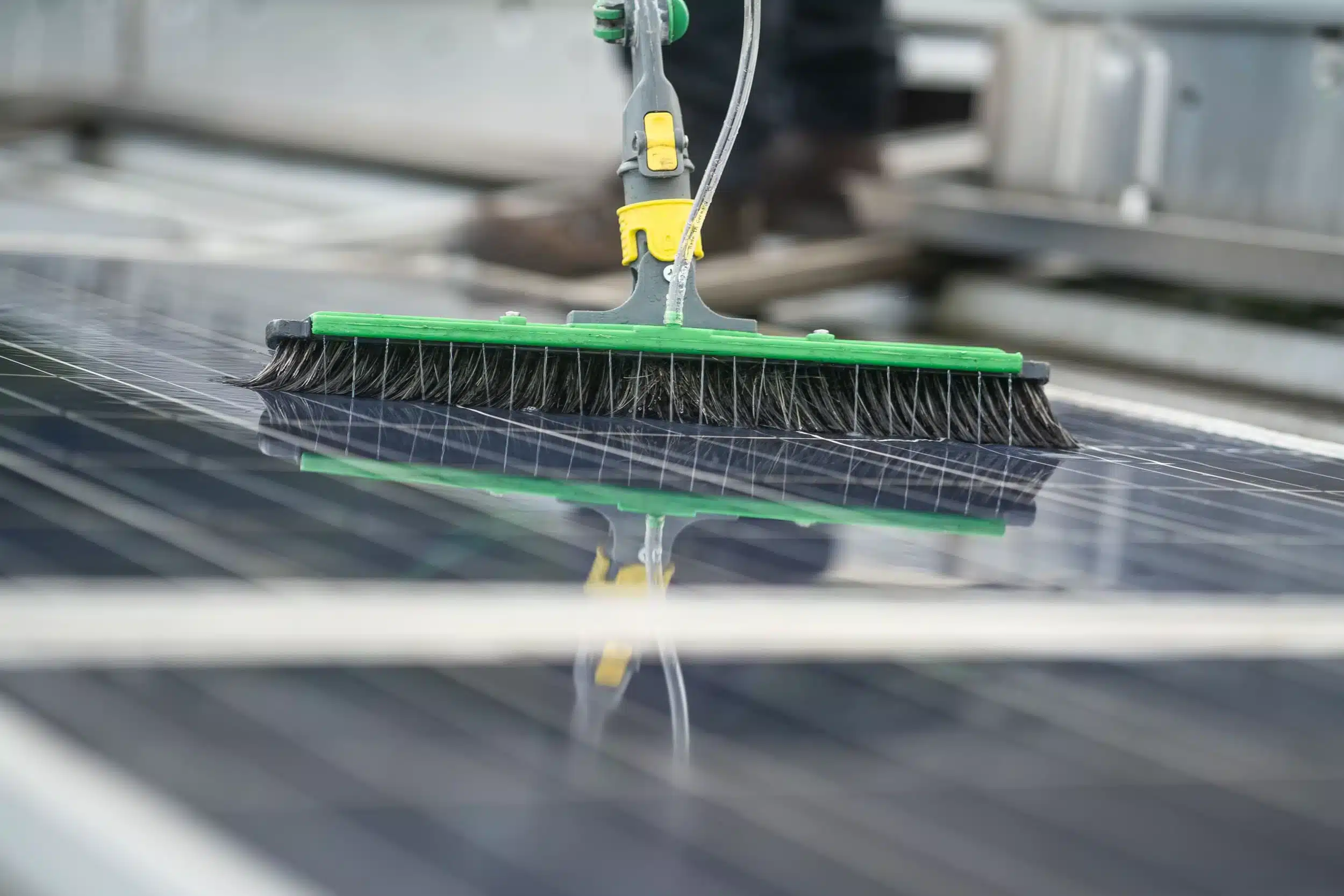 Professionelle Reinigung einer Photovoltaik-Anlage durch Die Dachsanierer
