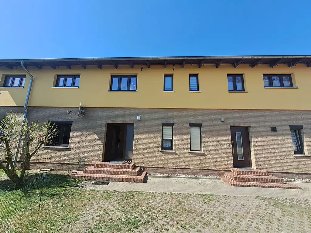 Fassade vor der professionellen Reinigung durch Die Dachsanierer